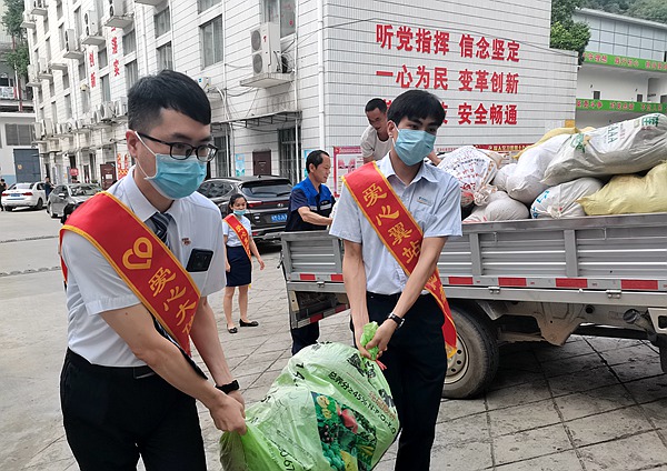 新建路营业厅爱心翼站用实际行动爱心助农
