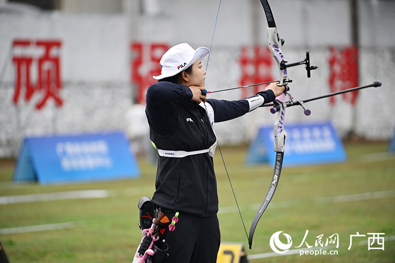 中国女子射箭运动员李佳蔓在进行比赛。人民网 雷琦竣摄