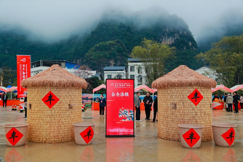 观众可将稻谷倒入铜鼓粮仓中添粮祈福。龙州县委宣传部供图