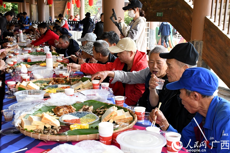 长桌宴上，宾客畅叙友情，共话美好未来。人民网记者 覃心摄