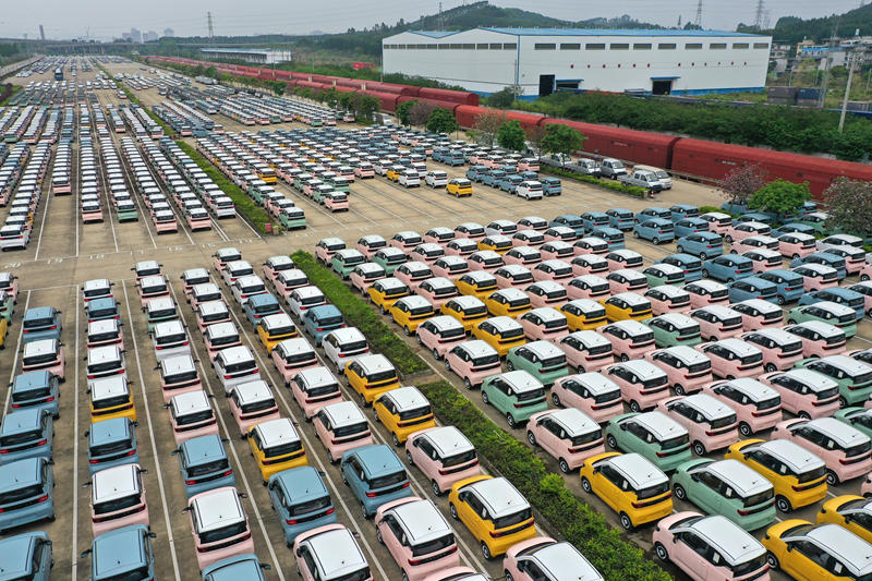 在柳州市柳东新区雒容汽车物流基地，柳州产新能源汽车正等待通过铁路发往各地销售。黄蕊摄