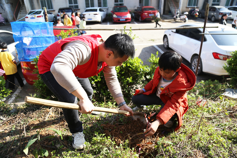 黃冕鎮志願者和學生正在種樹。