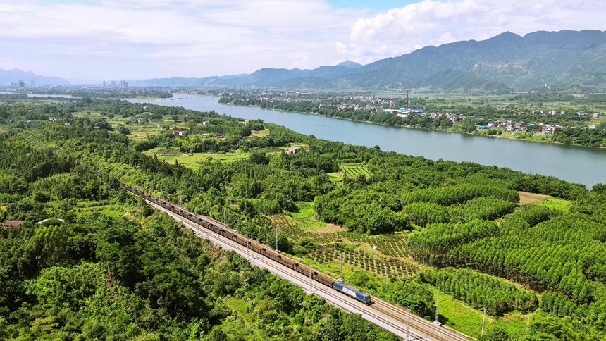 一辆列车行驶在焦柳铁路的青山绿水之间。谭政超摄