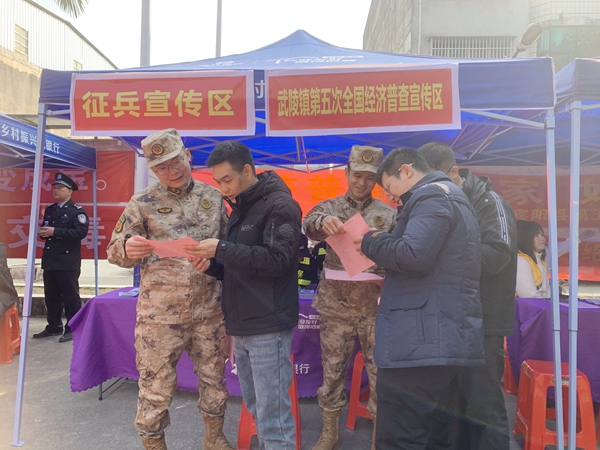 工作人员为群众解读征兵政策、征兵条件。宾阳县委宣传部供图