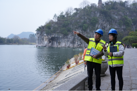 广西移动网络工程师在象鼻山景区进行网络优化检测。广西移动供图