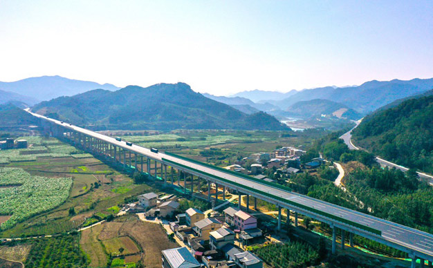 桂林至柳州高速公路改扩建项目建成通车
