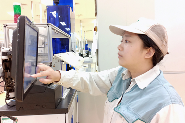 柳州卷烟厂工艺质量科质检员正在查看物料消耗数据。熊科摄