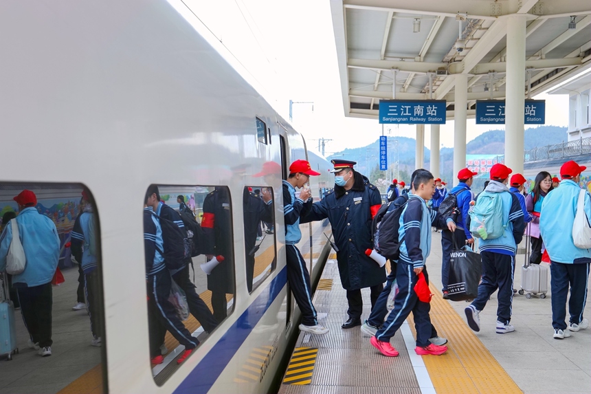 三江南站客运员在站台组织研学团队乘降。郑长贤摄
