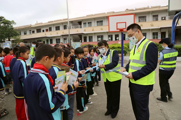 图为工作人员在新隆小学进行交通安全宣教。温美琼摄