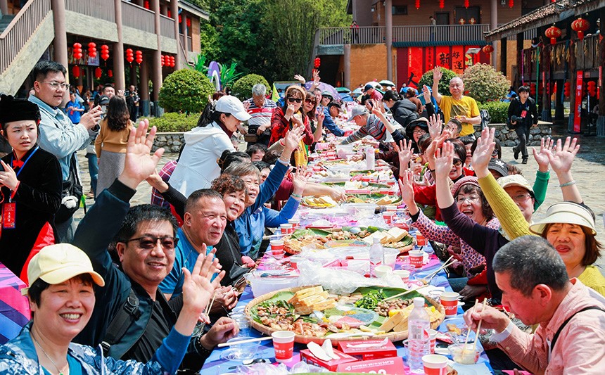 賓客在崇左市龍州縣體驗長桌宴。龍州縣委宣傳部供圖