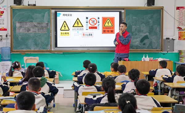 南网蓝青年志愿者教同学们认识电力安全警示牌。翟晋升摄