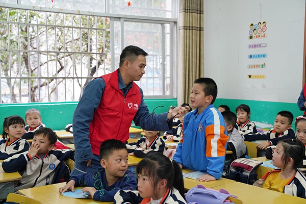 同学们在课堂上积极回答问题。翟晋升摄