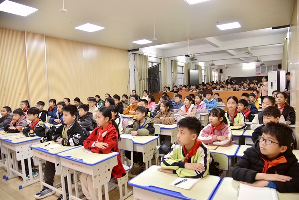 社坡中心小学师生在认真观看交通安全警示片。辛一鸣摄