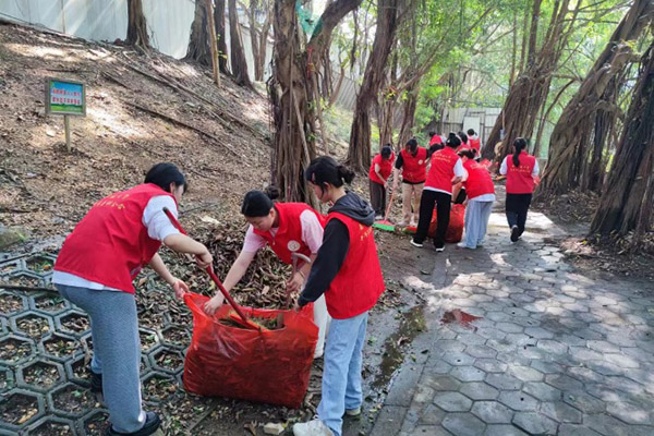“美丽广西·青春行动”活动中，该校大学生志愿在捡拾垃圾。南宁师范大学供图