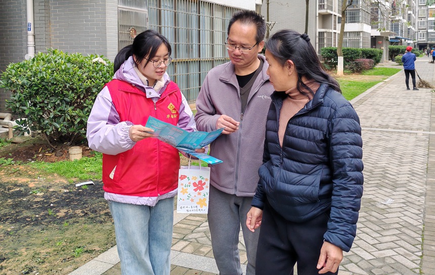 图为柳州市柳江区税务局青年志愿者为社区居民讲解2024年度广西城乡居民医保集中参保缴费的标准、时间以及缴费方式等内容。谭志宇摄