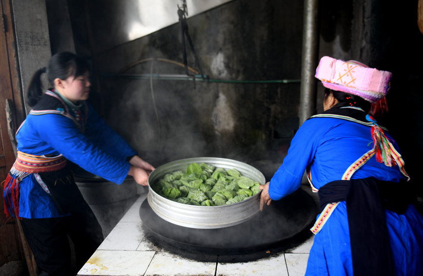 瑶族妇女在蒸煮艾粑。潘志祥摄