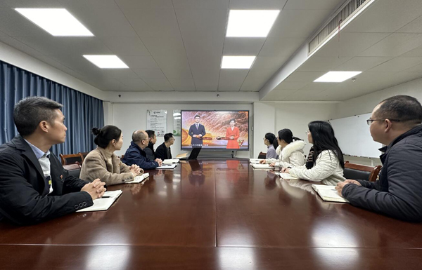 营销中心党支部集中观看《榜样8》。陆圣鋆摄