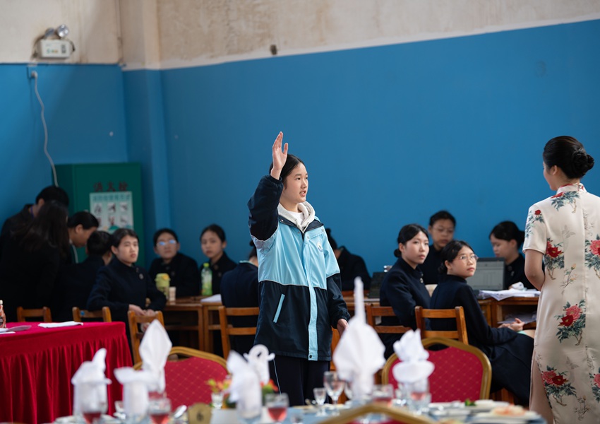 柳州一职校学生志愿者在现场服务。黄景龙摄