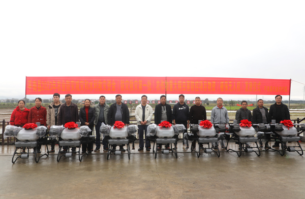 平南县松清家庭农场等7家农业经营主体获植保无人机。