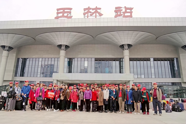 旅游专列旅客合影。（ 白珏翠 摄）.jpg