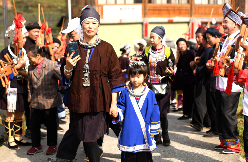 侗族群众身着节日盛装前来参加“祭萨节”活动。潘志祥摄