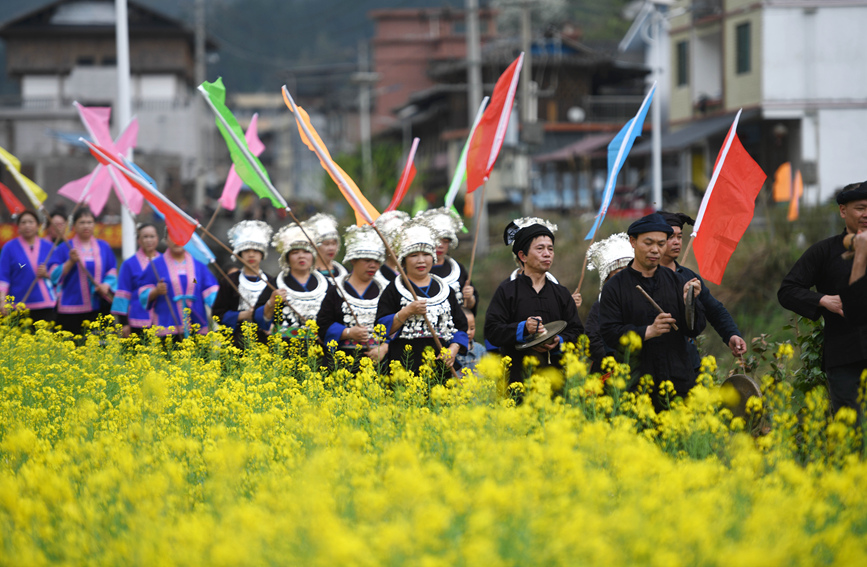侗族群众在参加民俗巡游。潘志祥摄
