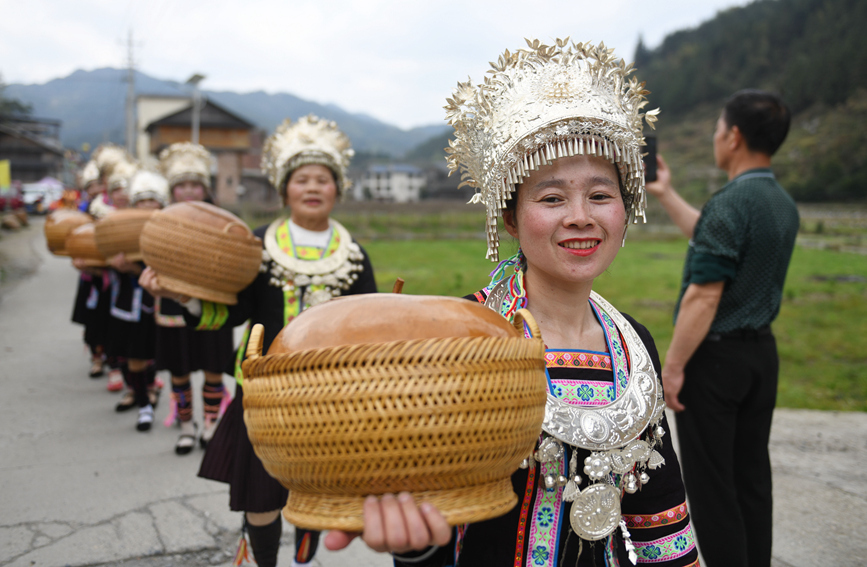 侗族群众在参加民俗巡游。 潘志祥摄