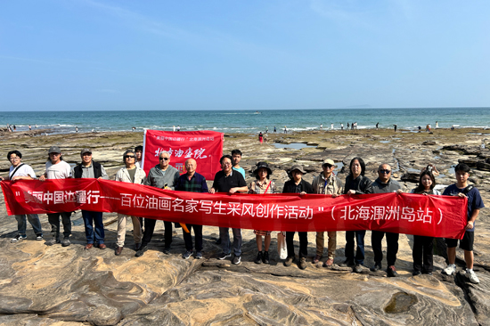 画家们在涠洲岛合影留念。张顺府摄