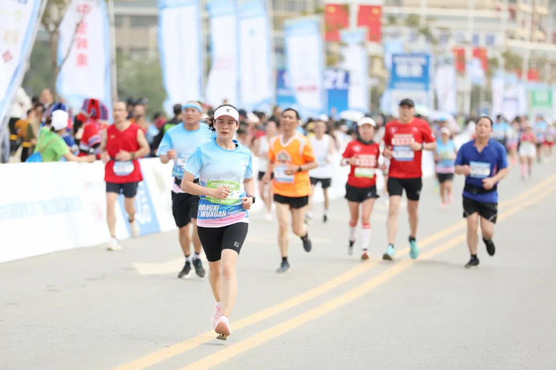 2024年武宣半程马拉松暨“奔跑吧广西”路跑系列赛鸣笛开跑(图2)