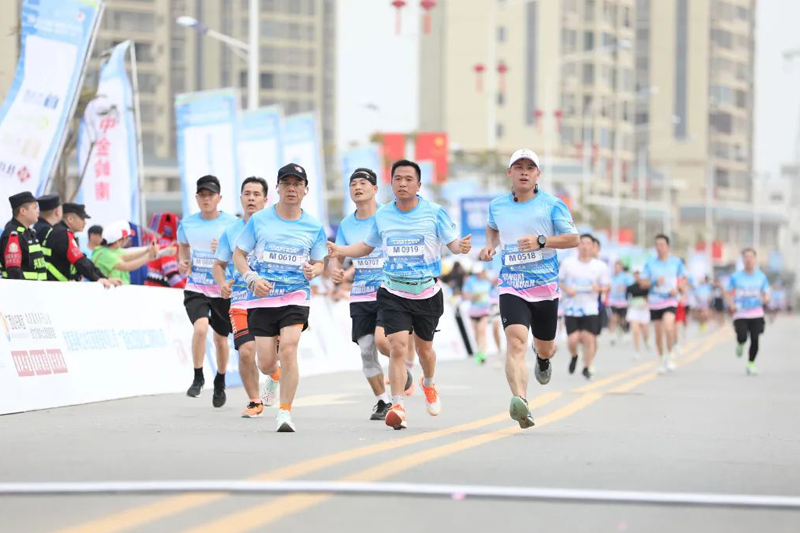 2024年武宣半程马拉松暨“奔跑吧广西”路跑系列赛鸣笛开跑(图3)