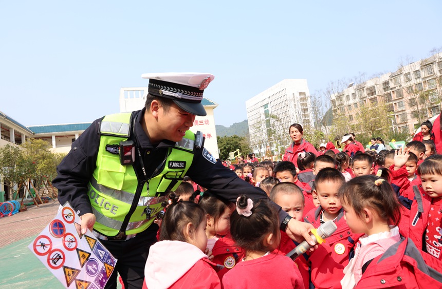警员与幼儿互动问答。李秋媛摄