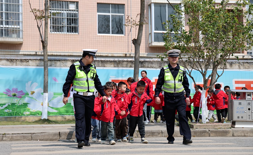 民辅警带领幼儿体验过马路。李秋媛摄