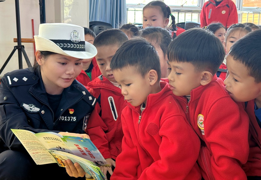 民警在给“萌娃”讲解交通安全小知识。李秋媛摄