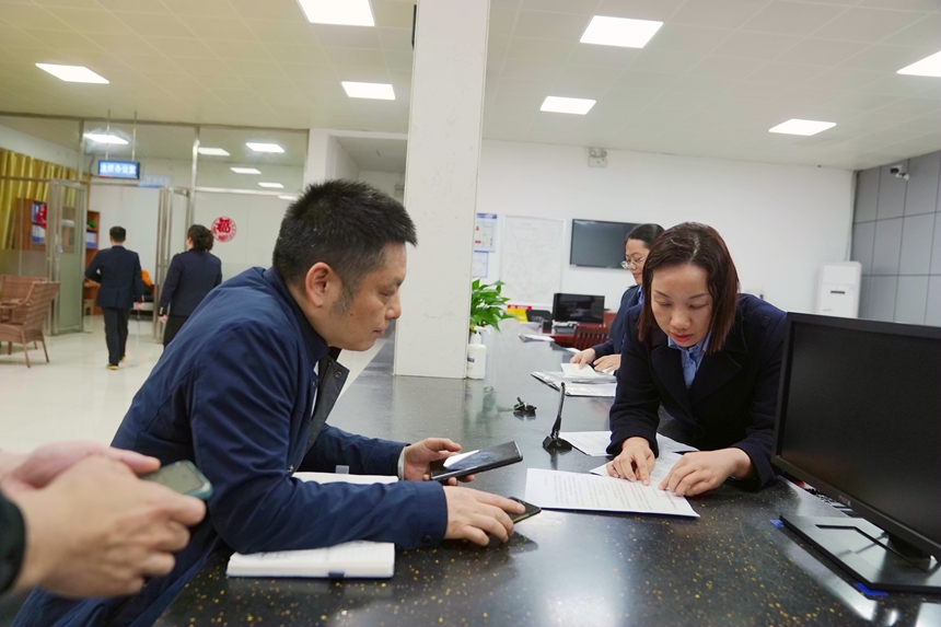 防城港车站货运中心货运员正在耐心协助货主办理业务。李天骄摄