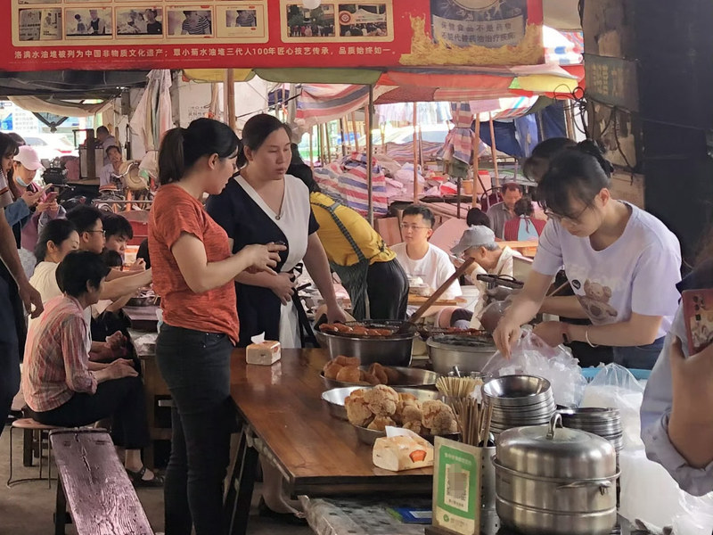 柳南区洛满镇的特色美食吸引市民游客纷至沓来。陈粤摄