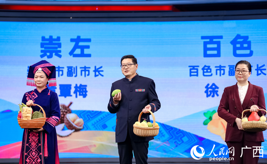 崇左市副市长黄覃梅推介进口的东盟热带水果。人民网记者 严立政摄