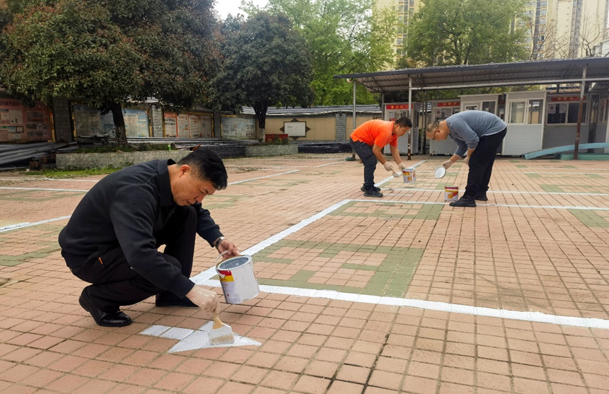 医院相关部门人员施划新车位线。支荣摄
