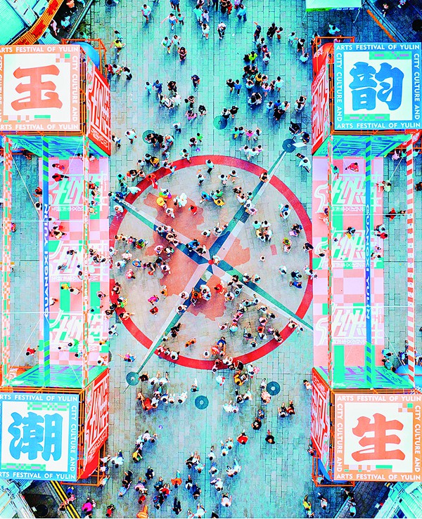 人潮涌动的十字街。陈旭庆摄