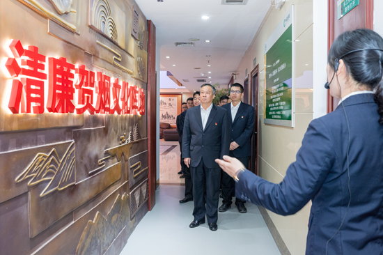 广大党员干部来到清廉贺烟文化阵地参观。毛岗摄