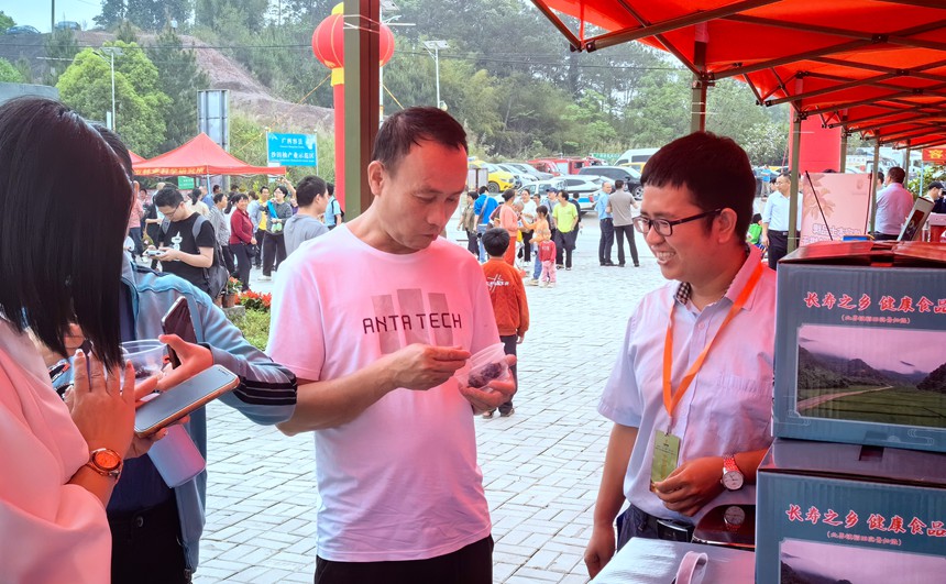 游客品尝特色农产品。容县县委宣传部供图
