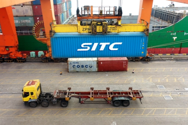 入境的18.5吨水洗羽毛羽绒在钦州港进行吊装卸货 。闭悦明摄