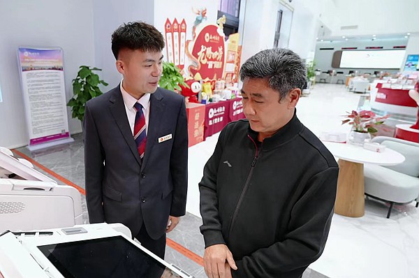 柳州银行工作人员正在接待老年人