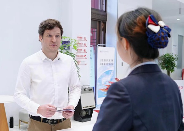 柳州银行工作人员正在接待外国人。柳州银行供图
