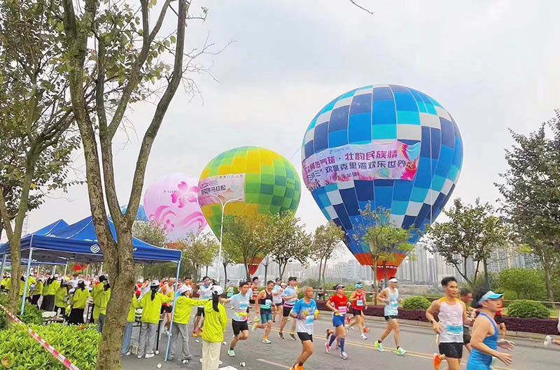 柳州東城文旅公司在賽道沿途放置熱氣球為賽事助陣。莫丹攝