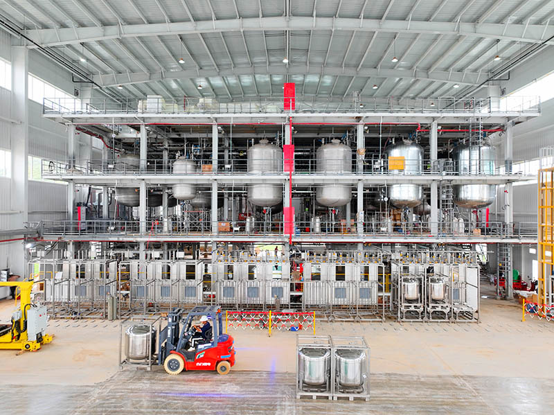 柳州法恩赛克年产10万吨锂电池电解液项目生产线。陈粤摄