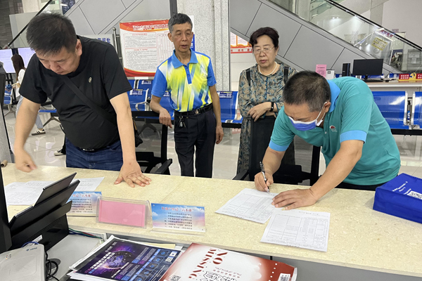 办理业务现场。百色市不动产服务中心供图