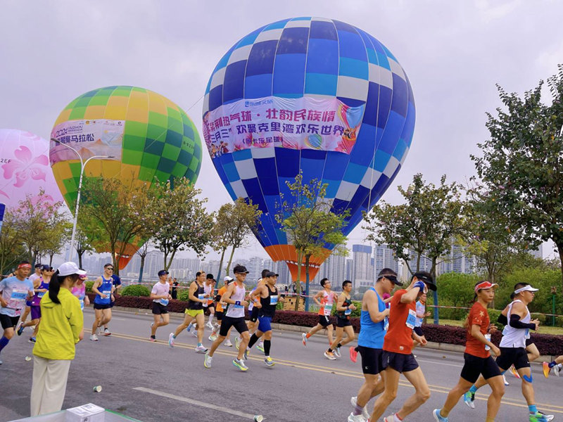 參賽選手經過熱氣球路段。