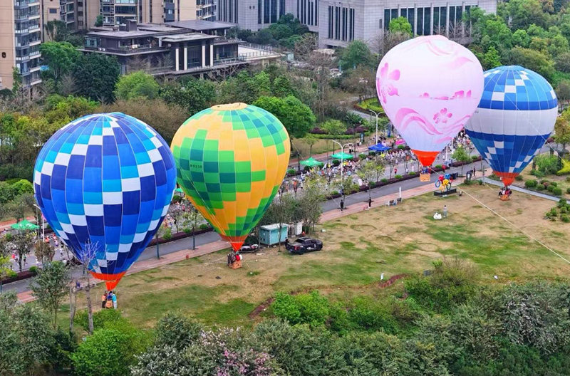 鮮艷的熱氣球為2024柳州馬拉鬆賽道增添了一道亮麗的風景線。