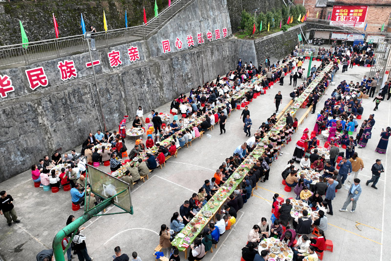 游客和当地群众共享长桌宴。