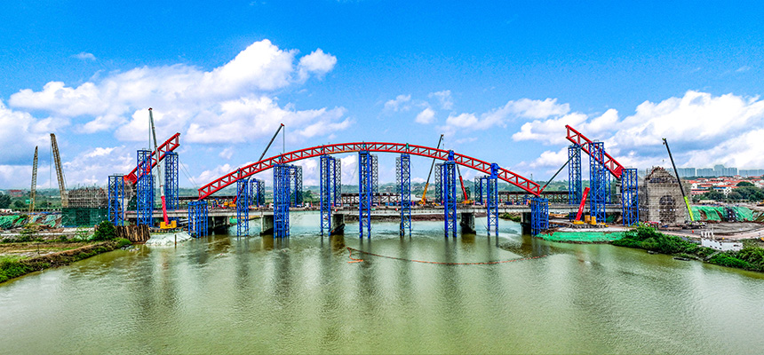 G75蘭海高速欽江大橋拱肋吊裝。平陸運河集團供圖